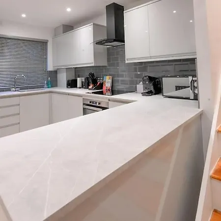 Modern 2 Bed Split Level Maisonette With Parking London Exterior photo