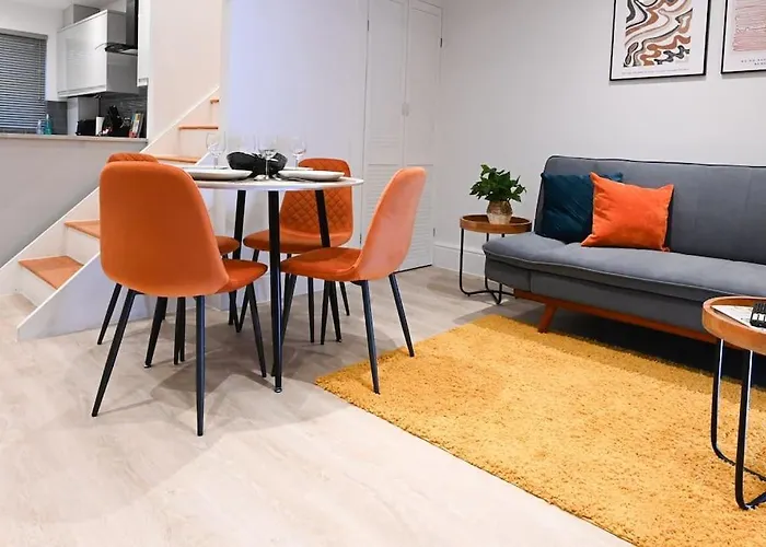 Modern 2 Bed Split Level Maisonette With Parking