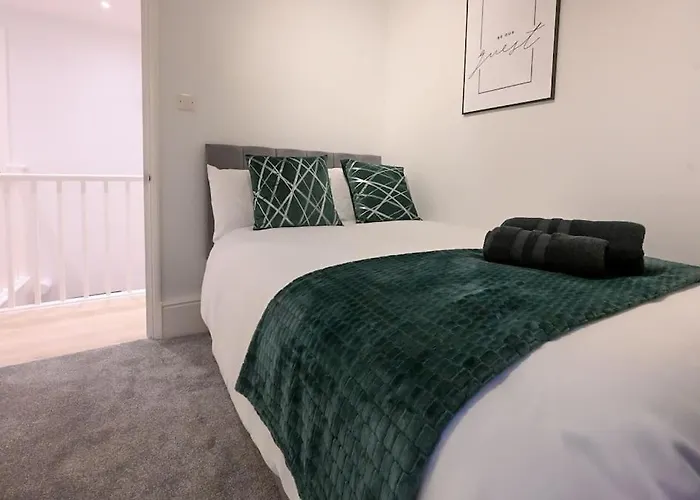 Modern 2 Bed Split Level Maisonette With Parking