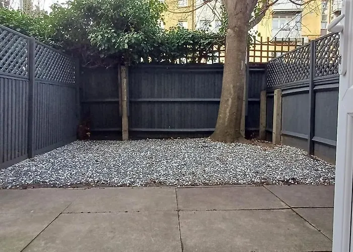 Modern 2 Bed Split Level Maisonette With Parking